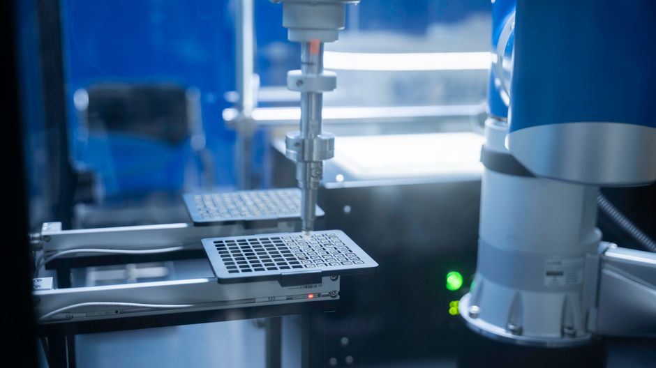 Robotska ruka automatizira laboratorijske procese