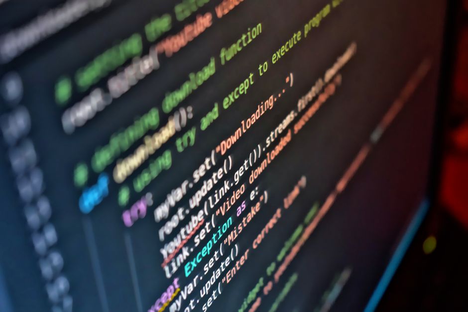 Detaljan prikaz programskog kôda na ekranu, simbol tehnološke sigurnosti